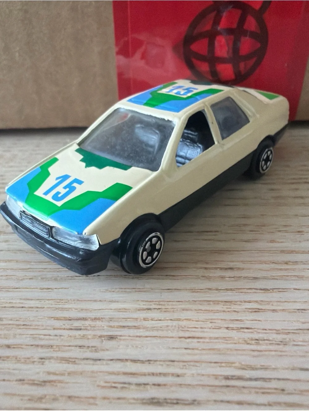 Yatming Ford Sierra Sapphire GLSi White Sedan 1/64 Diecast Car